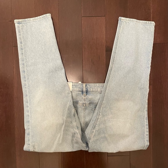 American Eagle Strigid Mom Jean in ‘Blue Breeze’ - Picture 9 of 9